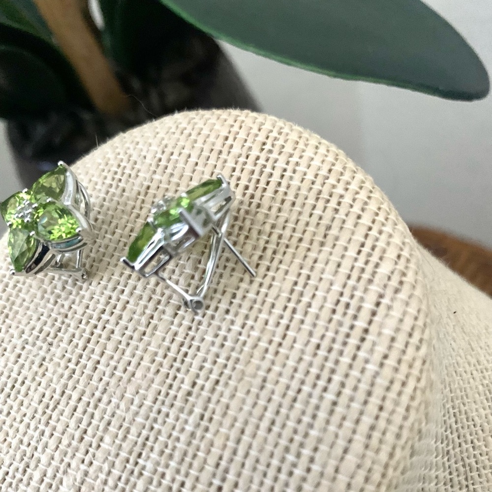 Green Peridot Gemstone Silver Flower Earrings - Picture 2 of 6